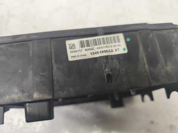 BOITE A FUSIBLE OPEL - Vue 2